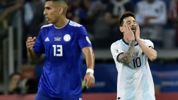 Lionel Messi réagit après le match nul entre l'Argentine et le Paraguay, à Belo Horizonte le 19 juin 2019. Lionel Messi réagit après le match nul entre l'Argentine et le Paraguay, à Belo Horizonte le 19 juin 2019.