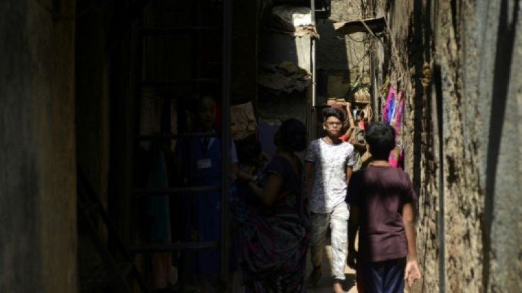 Des habitants dans une ruelle du bidonville de Dharavi, le 7 mars 2019 à Bombay, en Inde