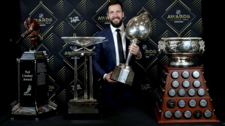 L'attaquant russe de Tampa Bay Nikita Kucherov reçoit le trophée de meilleur joueur de la saison lors de la cérémonie des récompenses de la NHL à Las Vegas, le 19 juin 2019