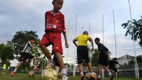Des enfants s'entraînent au club de football de l'entraîneur Ekkapol Chantawong, le 14 juin 2019 à Mae Sai, en Thaïlande Des enfants s'entraînent au club de football de l'entraîneur Ekkapol Chantawong, le 14 juin 2019 à Mae Sai, en Thaïlande