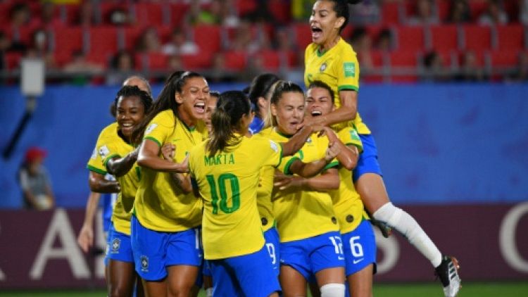 Les Brésiliennes exultent après le but de Marta (c) durant le match de phase de groupes du Mondial face à l'Italie, à Valenciennes, le 18 juin 2019
