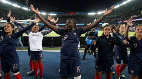 Le vendredi 7 juin, les Bleues entament un tour d'honneur devant 45.261 spectateurs au Parc des Princes après leur démonstration contre la Corée du Sud (4-0) Le vendredi 7 juin, les Bleues entament un tour d'honneur devant 45.261 spectateurs au Parc des Princes après leur démonstration contre la Corée du Sud (4-0)