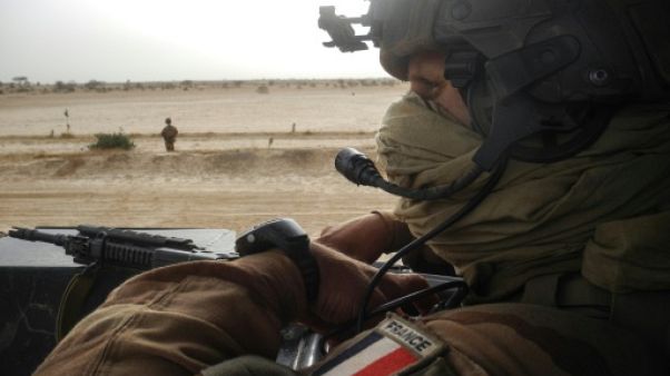 Un soldat français de la force au Sahel Barkhane patrouille le 26 mars 2019 entre Gossi et Hombori, au Mali. Un soldat français de la force au Sahel Barkhane patrouille le 26 mars 2019 entre Gossi et Hombori, au Mali.
