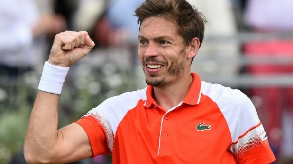 Le Français Nicolas Mahut vainqueur du Suisse Stan Wawrinka au 2e tour du tournoi du Queen's, le 20 juin 2019 à Londres Le Français Nicolas Mahut vainqueur du Suisse Stan Wawrinka au 2e tour du tournoi du Queen's, le 20 juin 2019 à Londres
