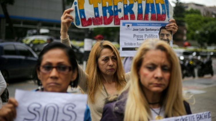 Des parents de prisonniers politiques manifestent au Venezuela le 20 juin 2019 devant le Programme des Nations unies pour le développement

