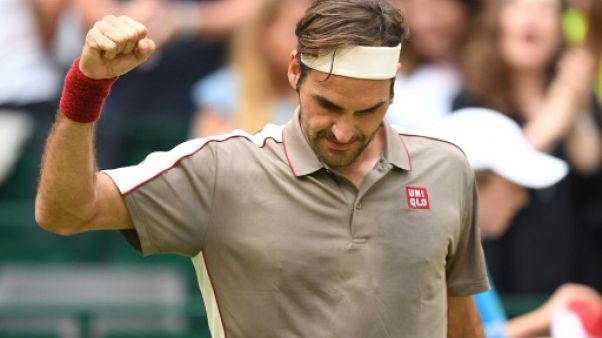 Le Suisse Roger Federer vainqueur du Français Jo-Wilfried Tsonga en 8e de finale du tournoi de Halle (Allemagne), le 20 juin 2019 Le Suisse Roger Federer vainqueur du Français Jo-Wilfried Tsonga en 8e de finale du tournoi de Halle (Allemagne), le 20 juin 2019