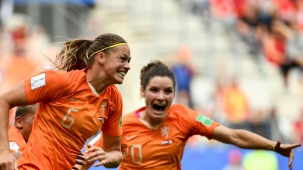 La Néerlandaise Anouk Dekker (g) vient d'ouvrir le score contre le Canada au Mondial féminin, le 20 juin 2019 à Reims La Néerlandaise Anouk Dekker (g) vient d'ouvrir le score contre le Canada au Mondial féminin, le 20 juin 2019 à Reims