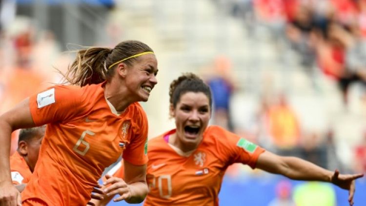 La Néerlandaise Anouk Dekker (g) vient d'ouvrir le score contre le Canada au Mondial féminin, le 20 juin 2019 à Reims