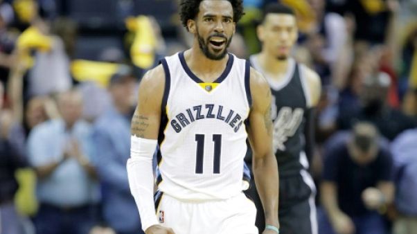 Le meneur des Grizzlies de Memphis Mike Conley contre les Spurs de San Antonio dans le match 3 des quarts de finale de la Conférence ouest, le 20 avril 2017 à Memphis Le meneur des Grizzlies de Memphis Mike Conley contre les Spurs de San Antonio dans le match 3 des quarts de finale de la Conférence ouest, le 20 avril 2017 à Memphis
