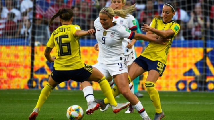 L'Américaine Lindsay Horan (c) aux prises avec les Suédoises Julia Zigiotti Olme (g) et Kosovare Asllani (d) au Mondial féminin, le 20 juin 2019 au Havre 