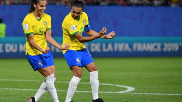 Les Brésiliennes Marta (d) et Thaisa célèbrent le but marqué par la première sur penalty contre l'Italie au Mondial féminin, le 18 juin 2019 à Valenciennes Les Brésiliennes Marta (d) et Thaisa célèbrent le but marqué par la première sur penalty contre l'Italie au Mondial féminin, le 18 juin 2019 à Valenciennes