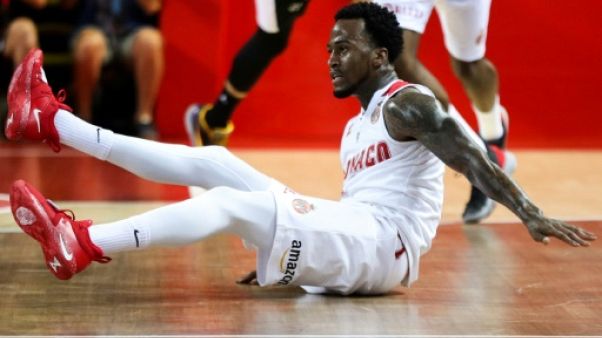 Le meneur américain de Monaco Dee Bost au sol lors du match N.3 de la finale du Championnat de France contre Villeurbanne, le 20 juin 2019 au stade Louis-II à Monaco Le meneur américain de Monaco Dee Bost au sol lors du match N.3 de la finale du Championnat de France contre Villeurbanne, le 20 juin 2019 au stade Louis-II à Monaco