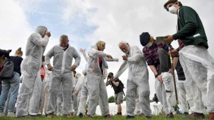 Des militants pour le climat lors d'un entraînement avant une opération contre des mines de charbon, le 20 juin 2019 à Viersen, en Allemagne