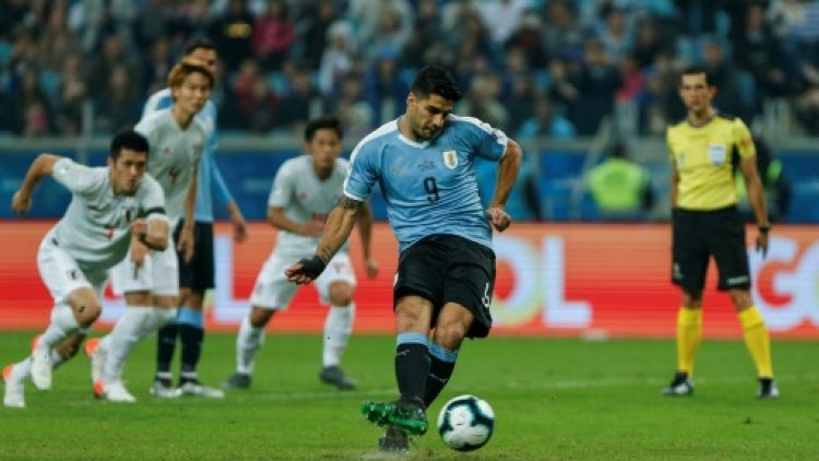 L'attaquant uruguayen Luis Suarez (2e d) buteur sur penalty lors du match de phase de groupes de la Copa America face au Japon, à Porto Alegre au Brésil, le 20 juin 2019 
