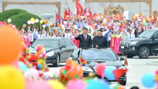 Photo fournie par l'agence nord-coréenne Kcna du dirigeant nord-coréen Kim Jong Un (d) accueillant le président chinois Xi Jinping, le 20 juin 2019 à Pyongyang Photo fournie par l'agence nord-coréenne Kcna du dirigeant nord-coréen Kim Jong Un (d) accueillant le président chinois Xi Jinping, le 20 juin 2019 à Pyongyang