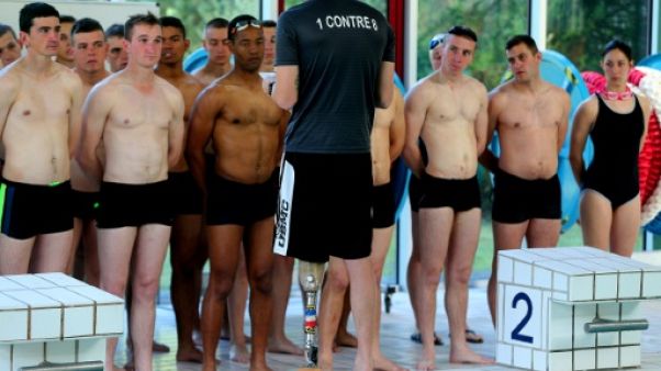 Le caporal-chef Benjamin, aide-moniteur au 132e bataillon cynophile de l'Armée de terre à Suippes, entraîne des soldats, à la piscine de Suippes, le 13 juin 2019 Le caporal-chef Benjamin, aide-moniteur au 132e bataillon cynophile de l'Armée de terre à Suippes, entraîne des soldats, à la piscine de Suippes, le 13 juin 2019