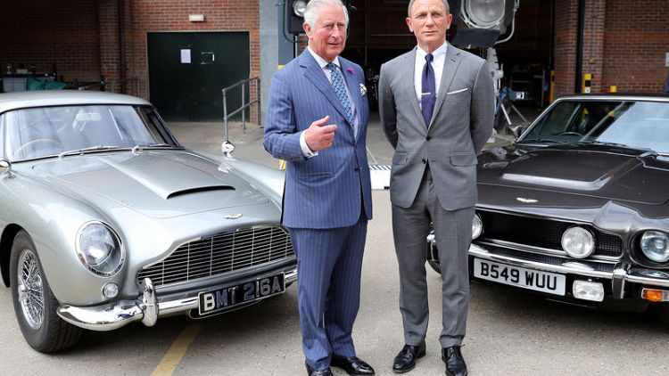ولي عهد بريطانيا يقابل العميل 007 في موقع تصوير أحدث أفلام جيمس بوند