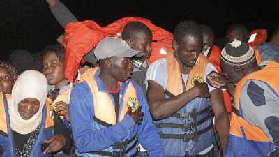 Migranti: 100 sbarcati a Lampedusa Migranti: 100 sbarcati a Lampedusa