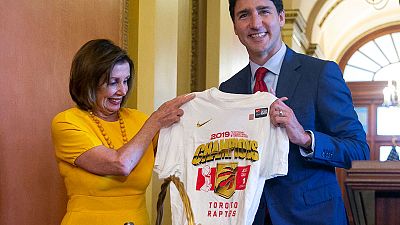 ترودو يوزع هدايا على مسؤولين أمريكيين لفوز فريق كندي بدوري السلة الأمريكي