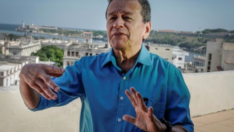 Pablo Beltran, négociateur pour la guérilla colombienne ELN, lors d'une interview avec l'AFP, le 28 mai 2019 à La Havane