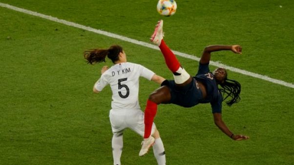 La défenseure Griedge Mbock (d) lors du match de phase de groupes du Mondial face à la Corée du Sud, au Parc des Princes, le 7 juin 2019 La défenseure Griedge Mbock (d) lors du match de phase de groupes du Mondial face à la Corée du Sud, au Parc des Princes, le 7 juin 2019
