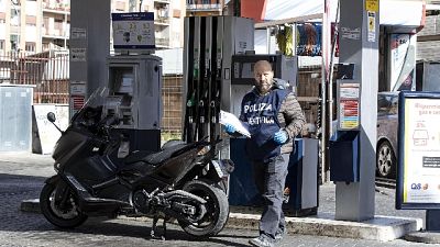 Benzinaio ferito, sono vittima due volte Benzinaio ferito, sono vittima due volte