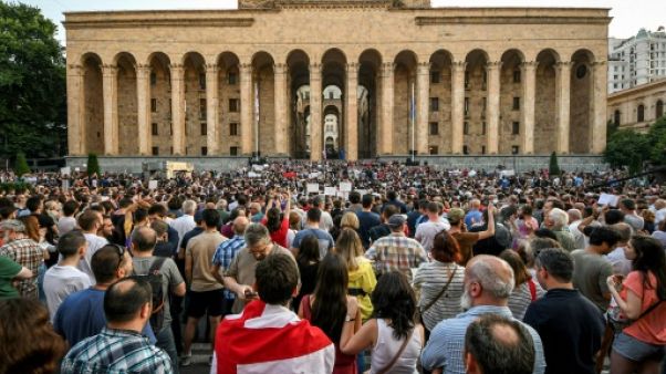 Des milliers de manifestants devant le Parlement géorgien à Tbilissi, le 21 juin 2019 Des milliers de manifestants devant le Parlement géorgien à Tbilissi, le 21 juin 2019