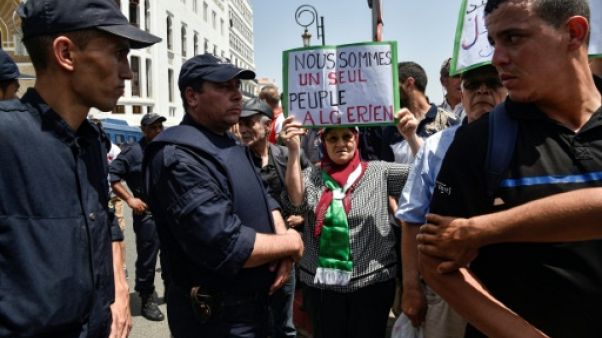 Une Algérienne manifeste contre le pouvoir, à Alger le 21 juin 2019 Une Algérienne manifeste contre le pouvoir, à Alger le 21 juin 2019