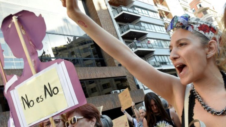 Des femmes manifestent contre la remise en liberté provisoire des membres de "La Meute", le 22 juin 2018 à Valence (est de l'Espagne)