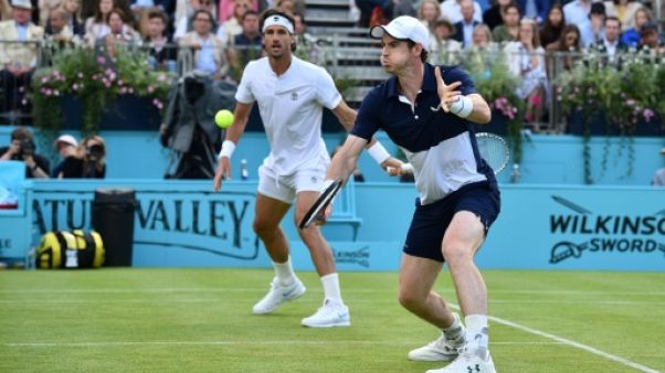 L'Ecossais Andy Murray (d) et son partenaire de double l'Espagnol Feliciano Lopez au 1er tour du tournoi du Queens, le 20 juin 2019 L'Ecossais Andy Murray (d) et son partenaire de double l'Espagnol Feliciano Lopez au 1er tour du tournoi du Queens, le 20 juin 2019