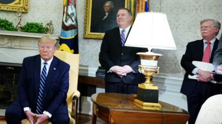 Le président américain Donald Trump dans le Bureau ovale avec le secrétaire d'Etat Mike Pompeo et le conseiller à la sécurité nationale John Bolton, le 20 juin 2019  