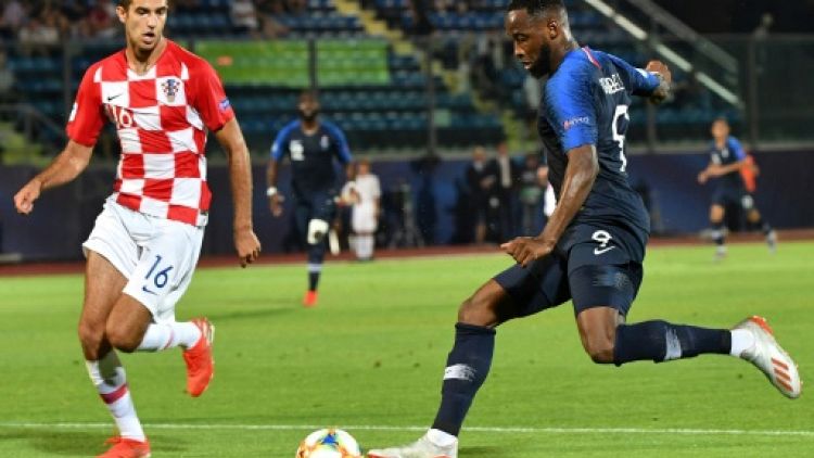 L'attaquant des Bleuets Moussa Dembélé (d) buteur lors du match face à la Croatie lors de l'Euro le 21 juin 2019