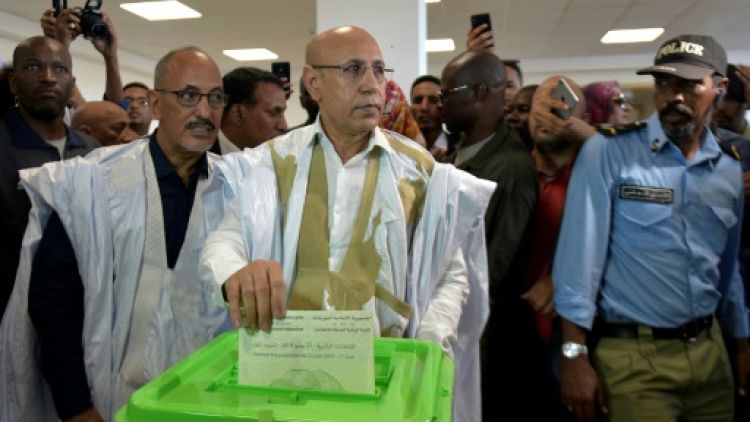 Le candidat du pouvoir à la présidentielle en Mauritanie,  Mohamed Ould Ghazouani, dépose son bulletin dans l'urne, le 22 juin 2019 à Nouakchott