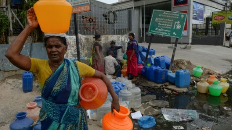 Des habitants de Chennai en Inde attendent avec des bonbonnes pour avoir de l'eau, le 20 juin 2019