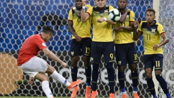 Alexis Sanchez donne la victoire au Chili contre l'Equateur, sur coup franc, en Copa America, à Salvador de Bahia, le 21 juin 2019 Alexis Sanchez donne la victoire au Chili contre l'Equateur, sur coup franc, en Copa America, à Salvador de Bahia, le 21 juin 2019