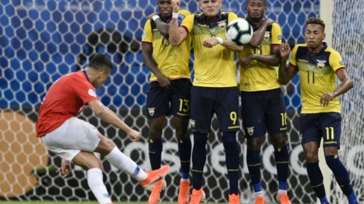 Alexis Sanchez donne la victoire au Chili contre l'Equateur, sur coup franc, en Copa America, à Salvador de Bahia, le 21 juin 2019