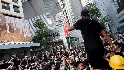 تفرق معظم المحتجين في هونج كونج بعد محاصرتهم مقر الشرطة