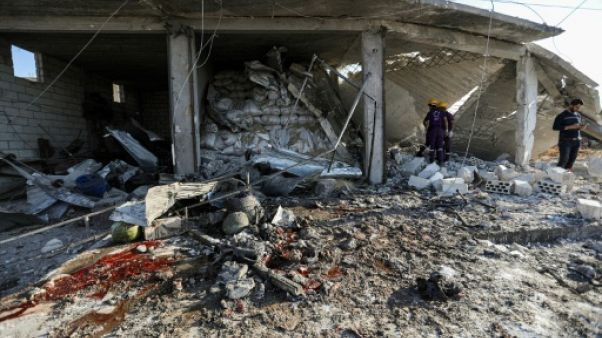 Des secouristes fouillent les décombres d'une habitation après une frappe attribuée au régime, le 19 juin 2019 dans une localité du nord-ouest de la Syrie Des secouristes fouillent les décombres d'une habitation après une frappe attribuée au régime, le 19 juin 2019 dans une localité du nord-ouest de la Syrie