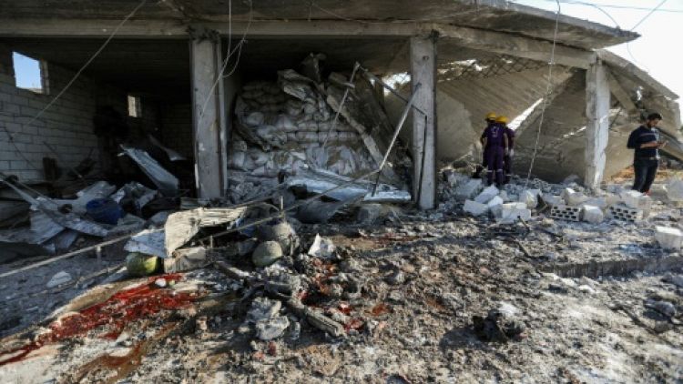 Des secouristes fouillent les décombres d'une habitation après une frappe attribuée au régime, le 19 juin 2019 dans une localité du nord-ouest de la Syrie