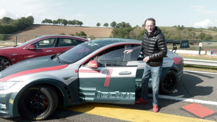 L'ancien pilote de F1 Jean-Pierre Jabouille essaie une Tesla Electric GT, sur le circuit de Pau-Arno le 27 avril 2017 