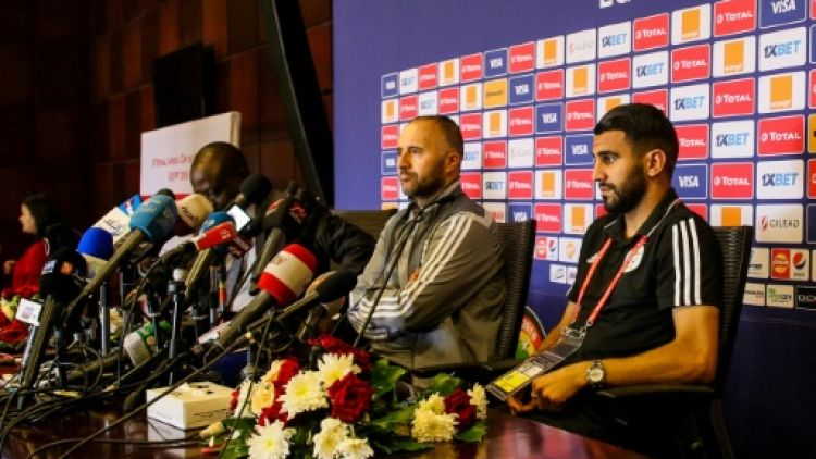 Le sélectionneur de l'équipe d'Algérie Djamel Belmadi(c) en conférence de presse, le 22 juin 2019 au Caire