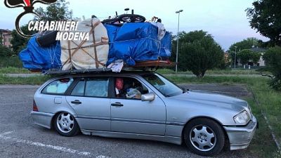 Camera da letto sull'auto, Cc lo fermano Camera da letto sull'auto, Cc lo fermano