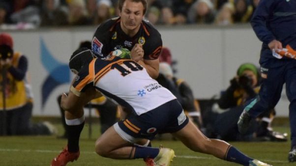 L'Australien Christian Lealiifano des Camberra Brumbies tente un placage sur le Sud-Africain des Durban Sharks Andre Esterhuizen en Super Rugby, le 22 juin 2019 à Canberra L'Australien Christian Lealiifano des Camberra Brumbies tente un placage sur le Sud-Africain des Durban Sharks Andre Esterhuizen en Super Rugby, le 22 juin 2019 à Canberra
