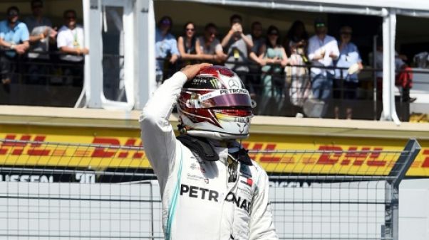 Le pilote britannique Lewis Hamilton (Mercedes) salue les supporters après avoir obtenue la pole position pour le GP de France, le 22 juin 2019 sur le circuit du Castellet Le pilote britannique Lewis Hamilton (Mercedes) salue les supporters après avoir obtenue la pole position pour le GP de France, le 22 juin 2019 sur le circuit du Castellet