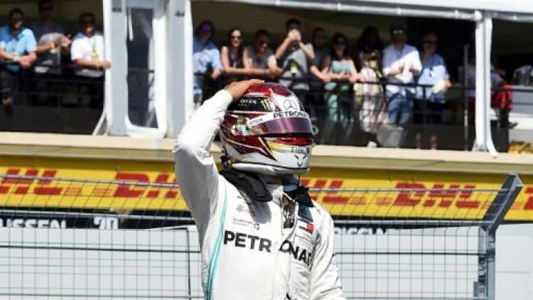 Le pilote britannique Lewis Hamilton (Mercedes) salue les supporters après avoir obtenue la pole position pour le GP de France, le 22 juin 2019 sur le circuit du Castellet