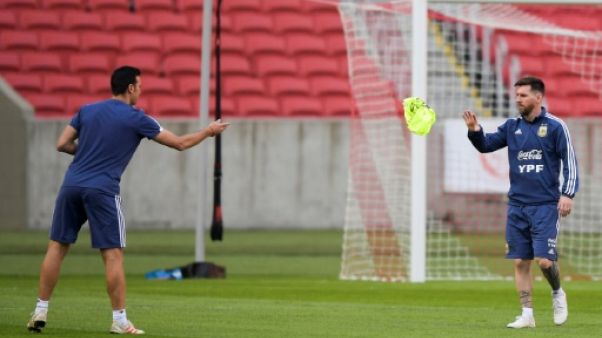 Le sélectionneur de l'équipe d'Argentine Lionel Scaloni (g) envoie une chasuble à Lionel Messi lors d'une séance d'entraînement, le 21 juin 2019 à Porto Alegre Le sélectionneur de l'équipe d'Argentine Lionel Scaloni (g) envoie une chasuble à Lionel Messi lors d'une séance d'entraînement, le 21 juin 2019 à Porto Alegre