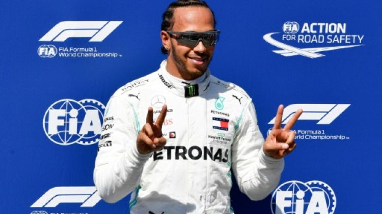 Le Britannique Lewis Hamilton pose sur le podium après avoir obtenu la pole position pour le GP de France, le 22 juin 2019 sur circuit du Castellet 