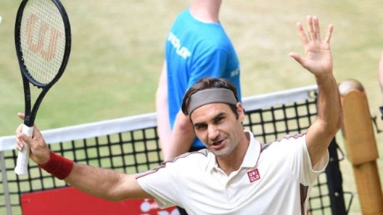 Le Suisse Roger Federer salue les supporters après sa victoire face au Français Pierre-Hugues Herbert en demi-finales du tournoi de Halle, le 22 juin 2019