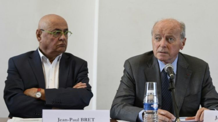 Le maire de Villeurbanne Jean-Paul Bret (g) en conférence de presse le 21 septembre 2017