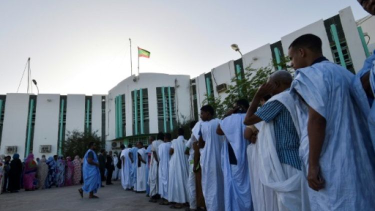 Des électeurs font la queue pour voter à l'élection présidentielle mauritanienne, le 22 juin 2019 à Nouakchott